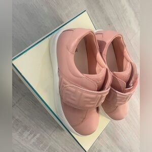 Fendi Shoes
Size 8.5 (25) Kids/Toddler